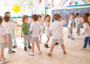 Un profesor de la UA da las claves de la importancia del baile en niños en su nuevo libro