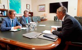 Primera reunión del consejero de Universidad andaluz con la UMA