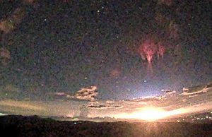 Un misterioso espectro rojo ilumina de rojo el cielo observado desde Calar Alto
