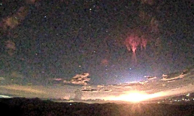 Un misterioso espectro rojo ilumina de rojo el cielo observado desde Calar Alto