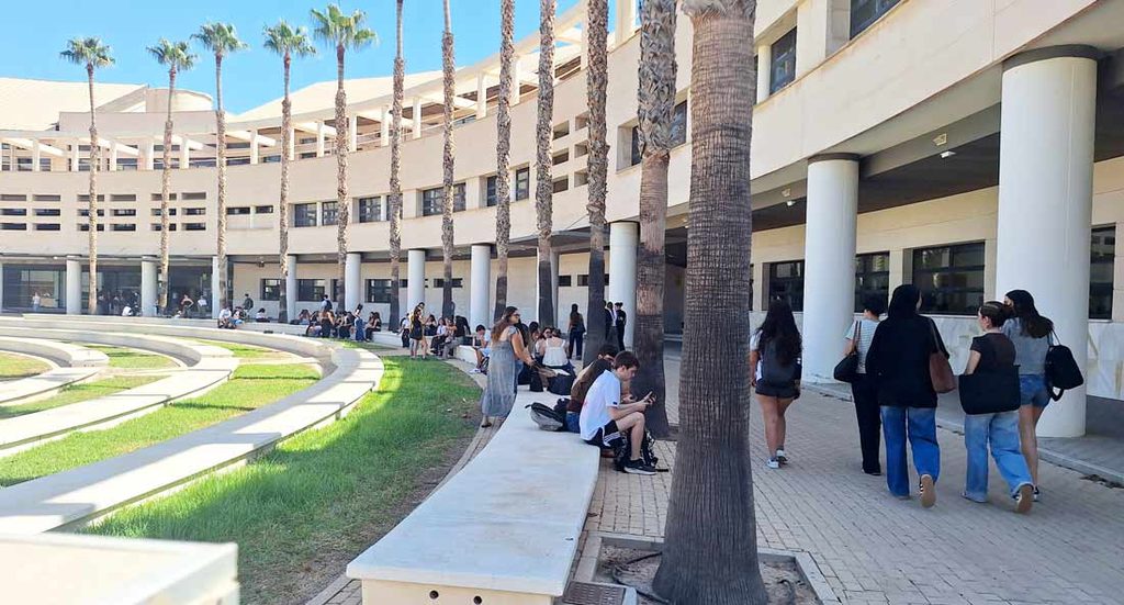 Estudiantes en el campus de la Universidad de Alicante en el primer día del curso 2026-2027.