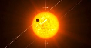 Localizan un exoplaneta ‘rebelde’ que orbita al revés que su estrella
