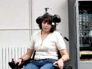 Una estudiante de la UBU diseña una silla de ruedas eléctrica que se controla con los movimientos de la cabeza