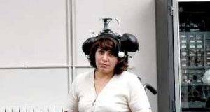 Una estudiante de la UBU diseña una silla de ruedas eléctrica que se controla con los movimientos de la cabeza