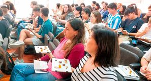 La UA analiza cómo enseñar a cocinar y comer de forma saludable desde la infancia
