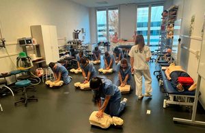 La UGR entrena al alumnado de Medicina para afrontar emergencias en escenarios complejos