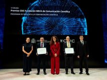 Josep Corbella y Carlos Briones reciben los Premios CSIC-Fundación BBVA de Comunicación Científica
