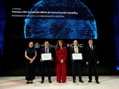 Josep Corbella y Carlos Briones reciben los Premios CSIC-Fundación BBVA de Comunicación Científica