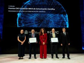 Josep Corbella y Carlos Briones reciben los Premios CSIC-Fundación BBVA de Comunicación Científica