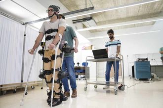 RESTATE: un exoesqueleto se apoya en el cerebro para ayudar a volver a caminar