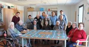 Una docena de mayores se une al reto de crear la alfombra Sierpinski más grande del mundo