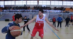 Escolares de Pulpí disfrutan con los jugadores del Almería Basket