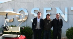 Fernando Alonso visita la planta de Cosentino y cierra el apoyo de Silestone para esta temporada en Ferrari