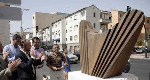 Almería dedica una escultura a Amnistía Internacional en el 50 aniversario de la ONG