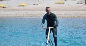 Bicicletas sobre el mar, la nueva moda en Las Almadrabillas