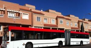 Un autobús articulado refuerza desde hoy el servicio a la Universidad