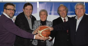 Juguetes y alimentos por una jornada llena de baloncesto