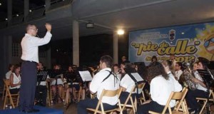 Roquetas, seducida por los sones castizos de las bandas de música