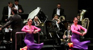 La Banda Municipal y las bailarinas del Conservatorio ponen en pie al Maestro Padilla