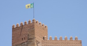 Tabernas luce su nueva bandera municipal en el castillo