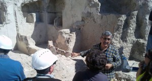 Expertos de la Escuela de Estudios Árabes visitan el barrio andalusí aparecido junto a la Alcazaba