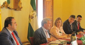 Más de 700 jóvenes y 41 empresas almerienses solicitan una de las Becas Santander