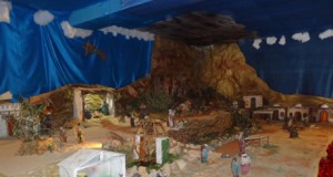 El colegio La Romanilla y la cofradía de los Dolores ganan el concurso de belenes de Roquetas