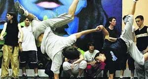 El break-dance y los cócteles sin alcohol centran el ocio alternativo de Adra