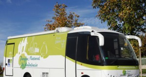 Un autobús promociona la marca Parque Natural por la provincia de Almería