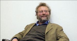 El autor de ‘El factor humano’ compartirá su experiencia literaria con los lectores ejidenses el 18 de febrero