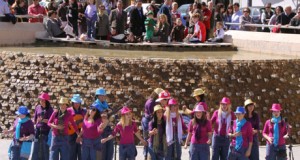 Almería se vuelca con su Carrusel de Carnaval como el sábado lo hizo con los más pequeños