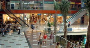 Roquetas aspira a conseguir la libertad de horarios para sus comercios