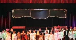 El Certamen Internacional de Teatro Aficionado de Roquetas se despide con ‘Molin Rouge’