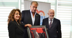 ‘Chopera’ recibe el Escudo de Oro de la UAL por su contribución al Aula Taurina