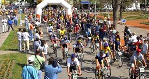 Las amas de casa se suben a la bici en Adra