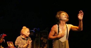 Circo Ozú lleva a Roquetas su propuesta para los más pequeños