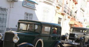 Los coches antiguos recrean épocas pasadas a su paso por Almería