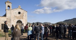 De Facebook al Cortijo del Fraile, 200 personas se concentran ante el monumento por su rehabilitación