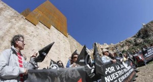 Unas 200 personas exigen la retirada de las placas de acero instaladas en la Muralla de Jayrán