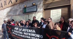 Medio centenar de personas piden la apertura del centro Puerta de Almería