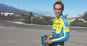 Alberto Contador entrena estos días por carreteras almerienses