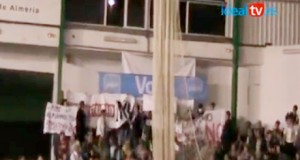 Miembros de la plataforma contra el crematorio se hacen ver en el mitin de Arenas