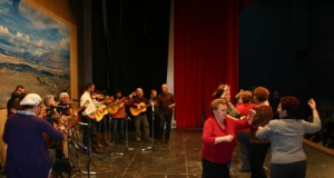 Los Vélez rescatan la tradición de sus cuadrillas ante 500 personas