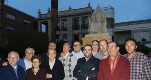 La imagen restaurada del Cura Valera vuelve a su plaza de Huércal Overa