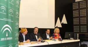 El director del IAJ anima a los alumnos de la Escuela de Artes a participar en Desencaja