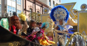 El desfile de carnaval cura la resaca de las ocho horas de concurso