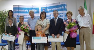 Los mayores de Níjar celebran su día rodeados de sus nietos