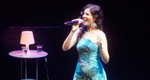 Diana Navarro llenó de alardes vocales su actuación en Roquetas