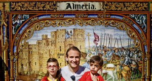 Los comercios de Almería Centro venden el calendario solidario de ANDA