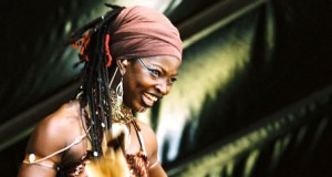 La marfileña Dobet Gnahoré cierra mañana el Festival Alamar en la Plaza de la Catedral